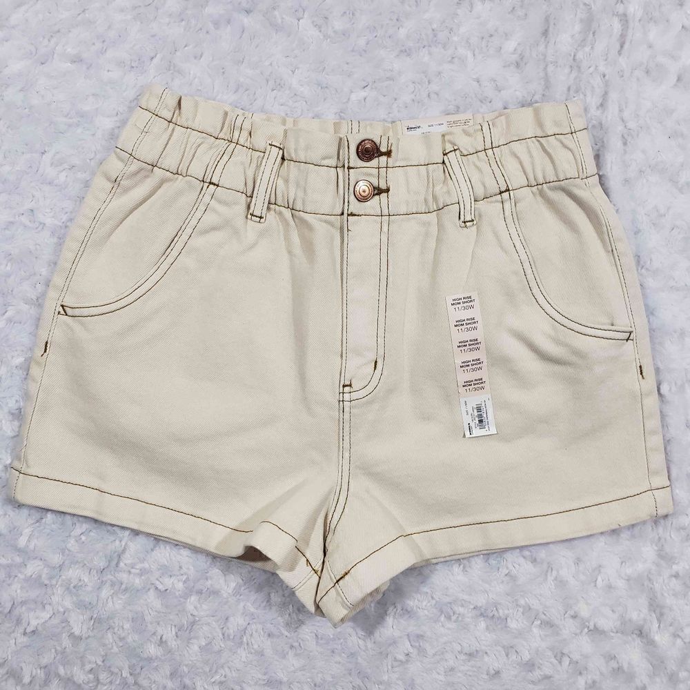 No Waist Gap White High Rise Mom Short 11/30W SO